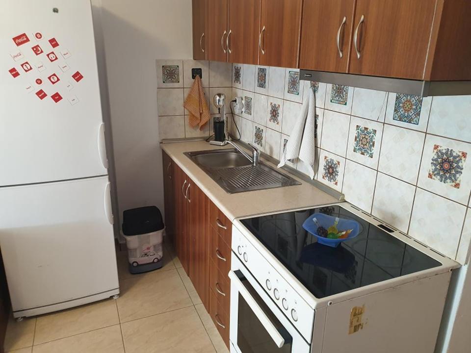 Anna Apartments Néa Péramos Eksteriør billede